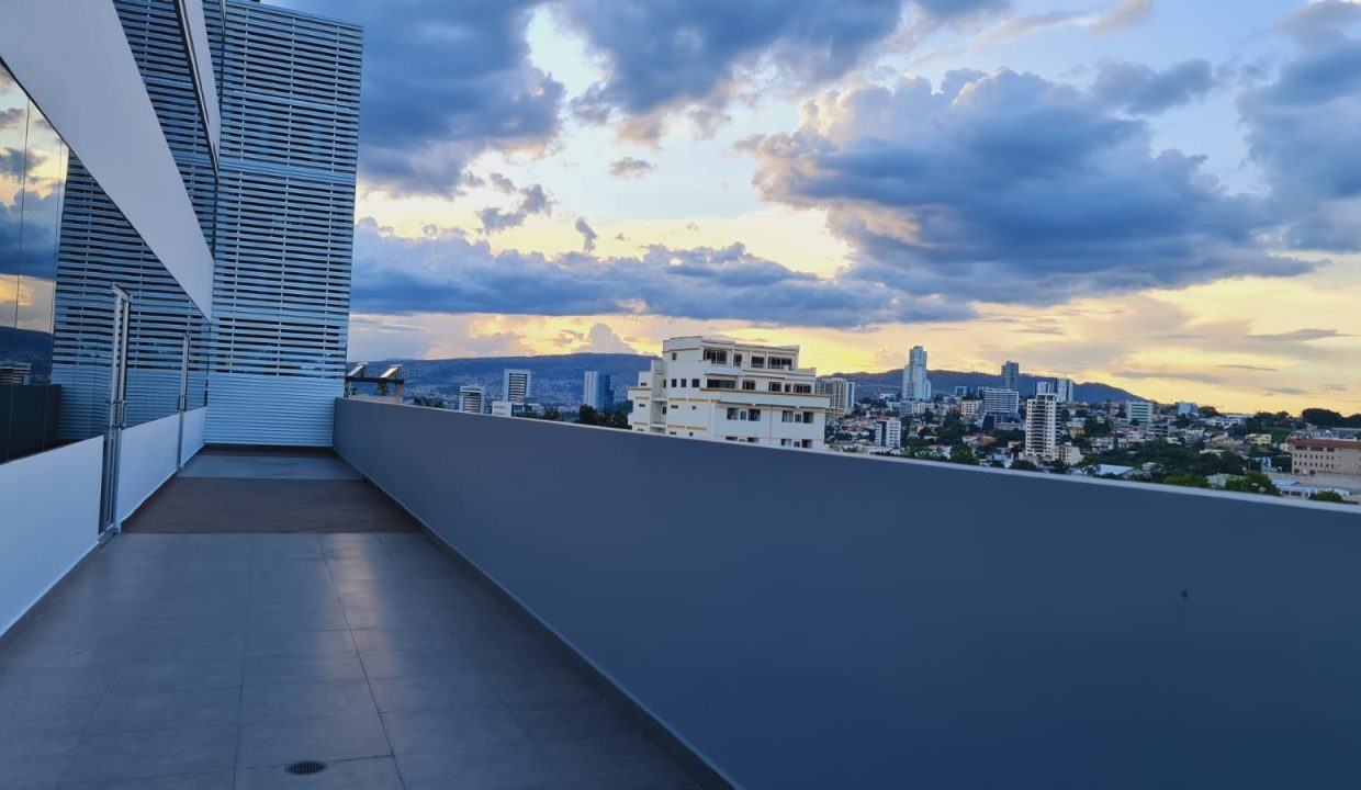 Terraza superior de la torre con vista panorámica a Tegucigalpa al atardecer